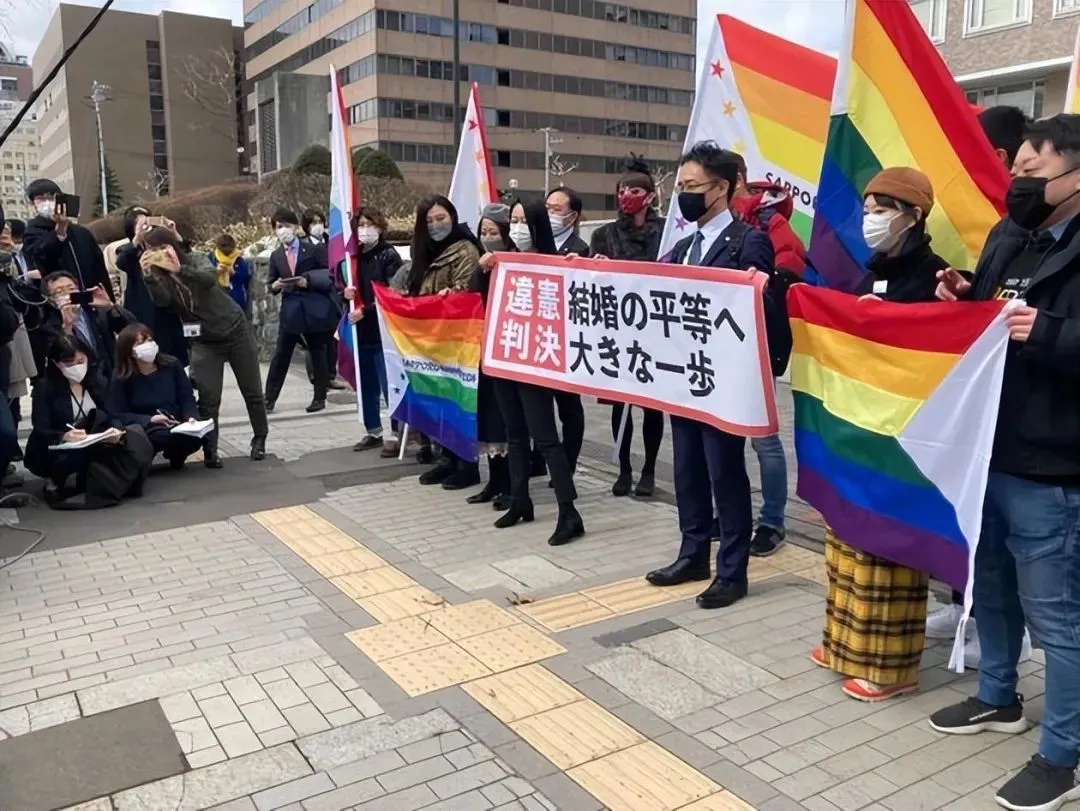 ◆2021年3月，札幌地方法院裁决同性婚姻诉讼中相关规定违宪，小安（右二）和同伴们在法院前接受采访。 图片由受访者提供