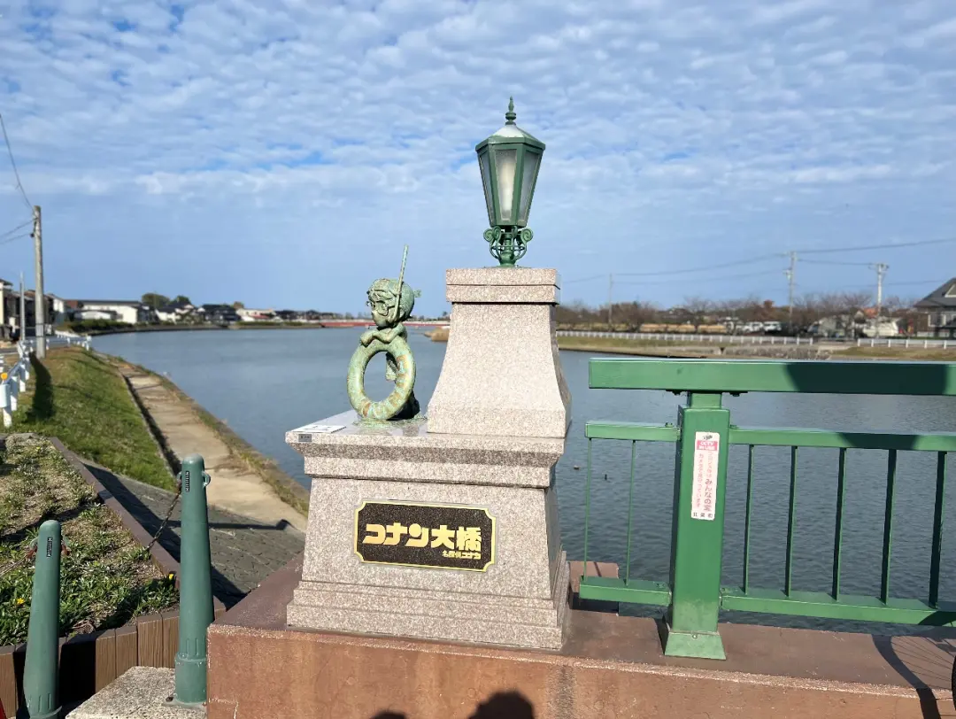 鸟取县拥有温泉、沙丘、海岸线等自然旅游资源 。