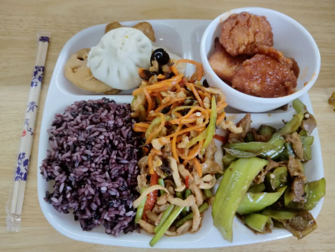 物美大食堂快餐屈博洋摄