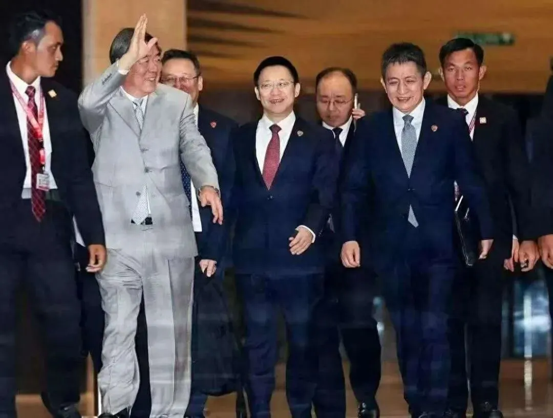 ◆10月25日至26日在吉隆坡举行的中美会谈后,何立峰等人从谈判会场走出。