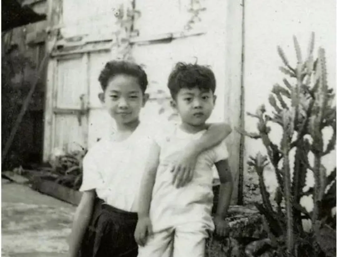 蔡澜（左）与弟弟蔡萱合影