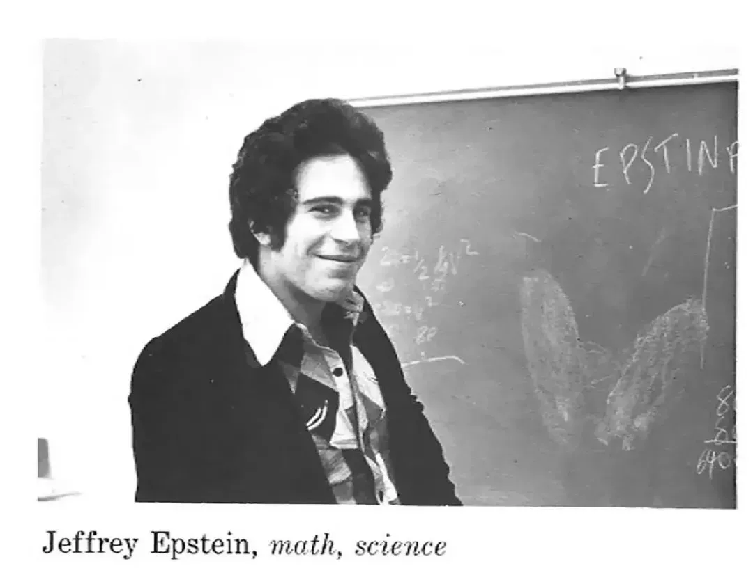 ▲1975年，道尔顿学校年鉴中的爱泼斯坦。（图源：外媒）