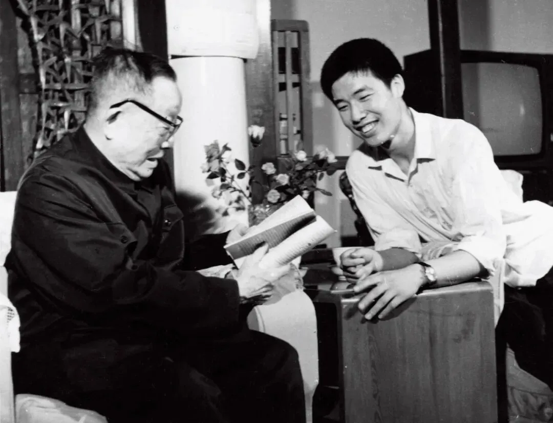 1979年，许进与许德珩在家中。本文图/受访者提供