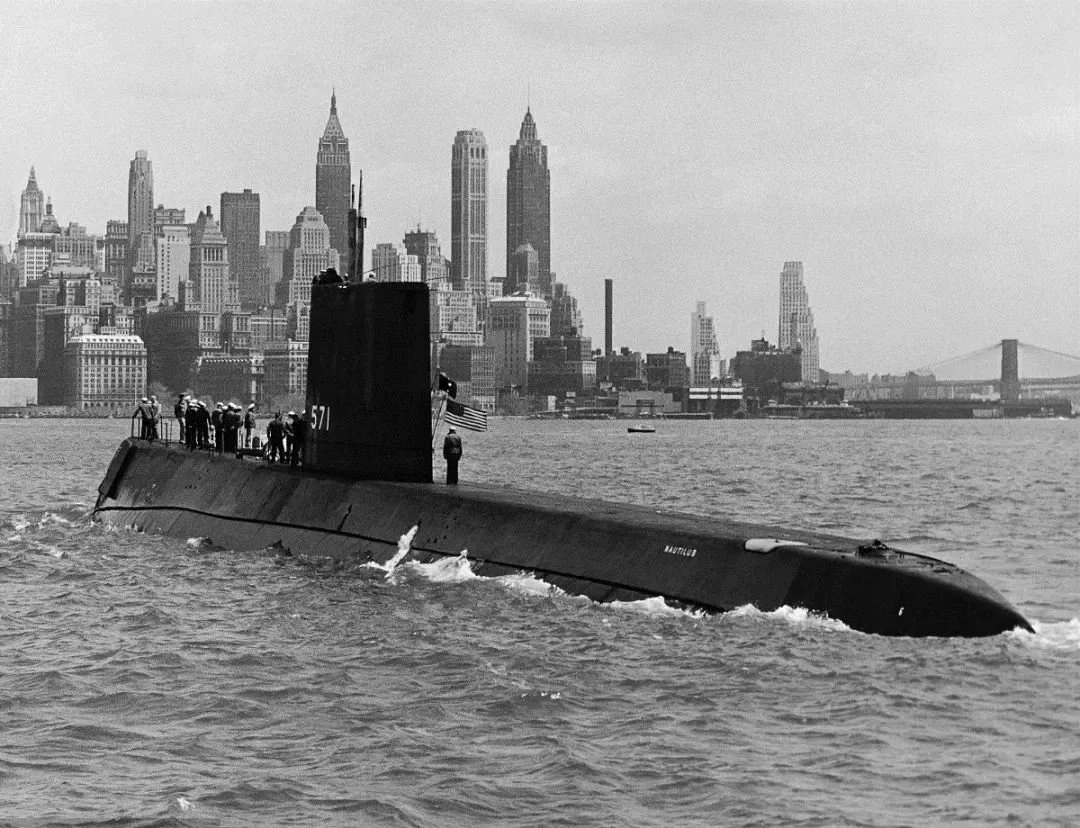 ▲1958年的鹦鹉螺号核潜艇与美国纽约市同框
