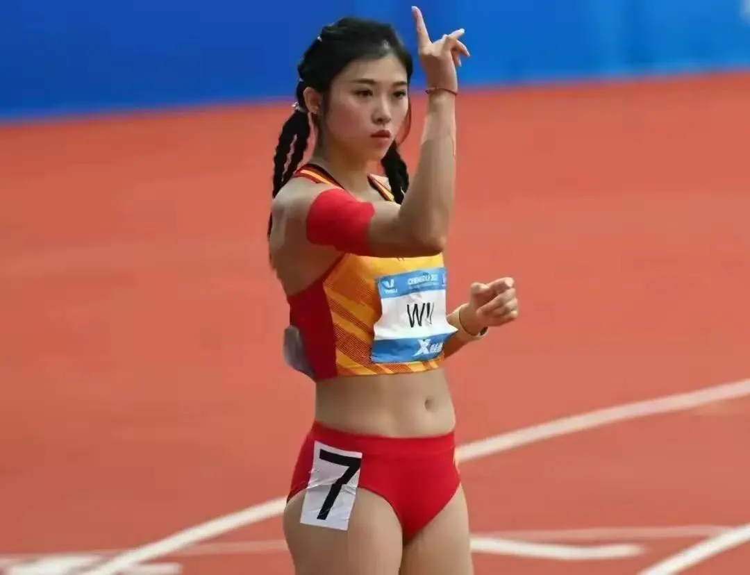 “百米跨栏冠军”吴艳妮担任大运会火炬手：在本土比赛底气很足 - 封面新闻