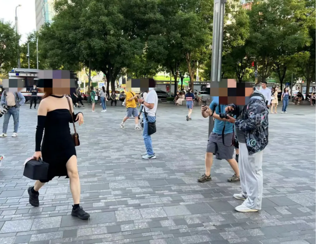 三里屯街拍依然不受任何影响。图/叶珠峰 摄