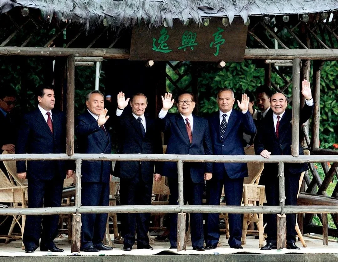 2001年6月14日，中国国家主席江泽民与俄罗斯总统普京、哈萨克斯坦总统纳扎尔巴耶夫、吉尔吉斯斯坦总统阿卡耶夫、塔吉克斯坦总统拉赫莫诺夫（后改名为拉赫蒙）以及乌兹别克斯坦总统卡里莫夫在上海西郊宾馆逸兴亭举行“上海合作组织”成员国元首非正式会晤。