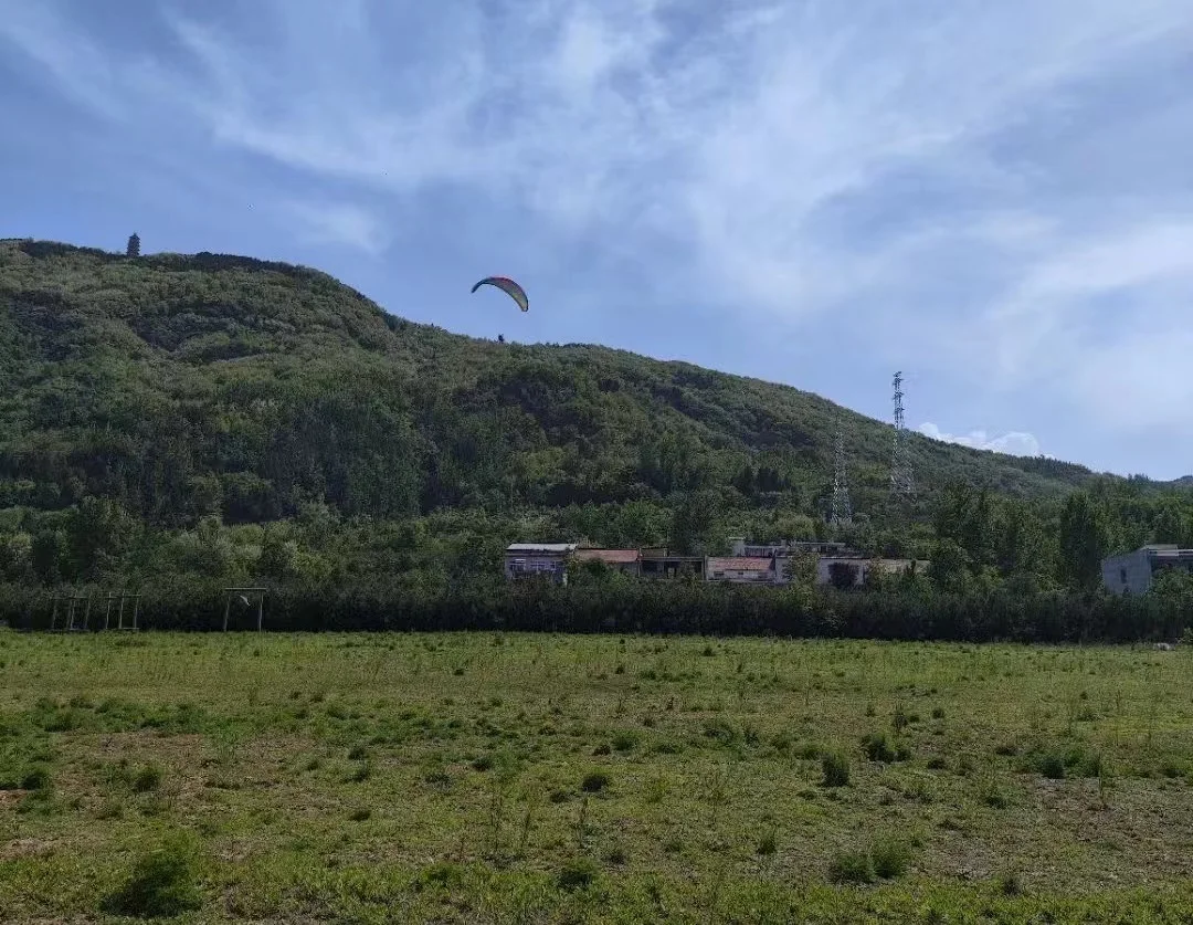 滑翔伞起飞场在山顶古塔处，降落场在山脚黄沟村旁。正在建设的电网将横穿滑翔伞飞行空域。