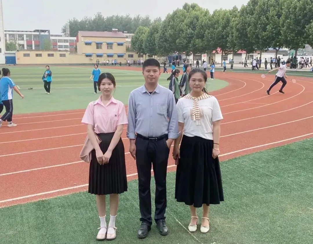 图/2021年6月，黄修志看望各县中小学实习的学生们