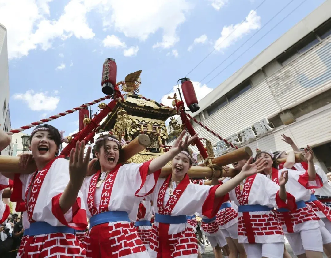 △天神祭的女子巡游队伍。（图/视觉中国）