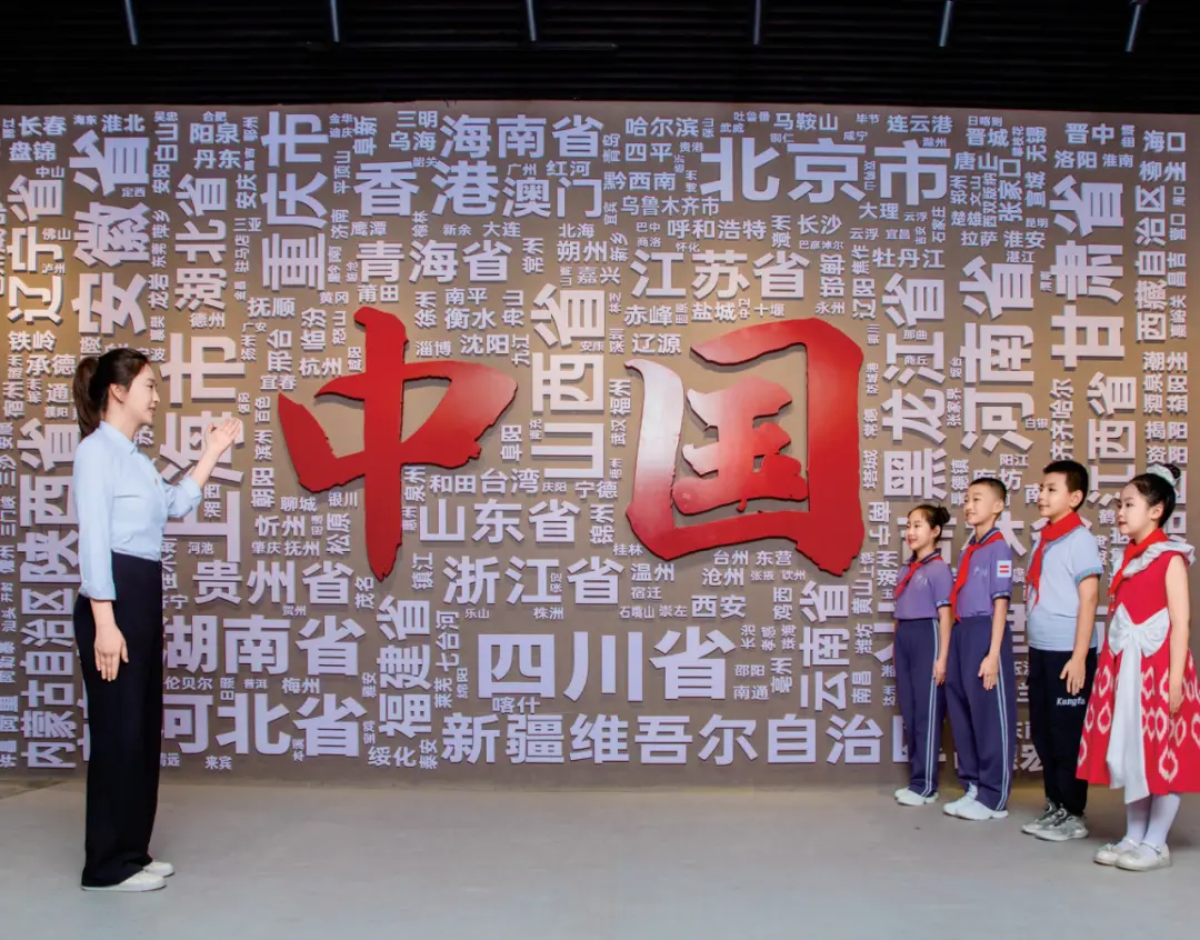 西部计划志愿者在和田地区铸牢中华民族共同体意识宣传教育馆为孩子们宣讲 图源：“共青团中央”微信公众号