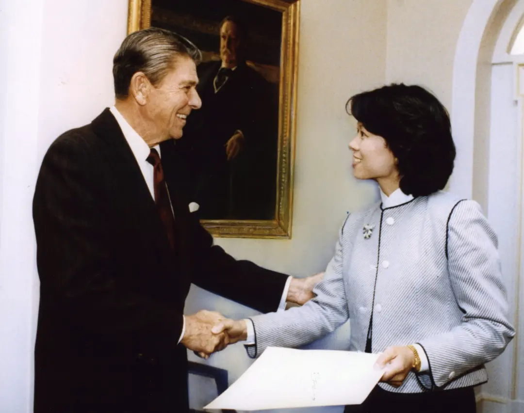 ▲赵小兰从里根总统手中接过白宫研究员证书。