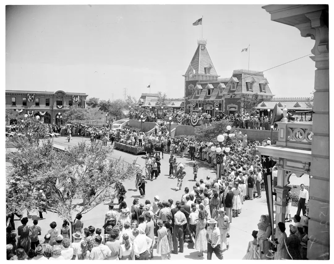 当地时间1955年7月17日，美国加州阿纳海姆市，第一座迪士尼乐园——加州迪士尼乐园正式开放