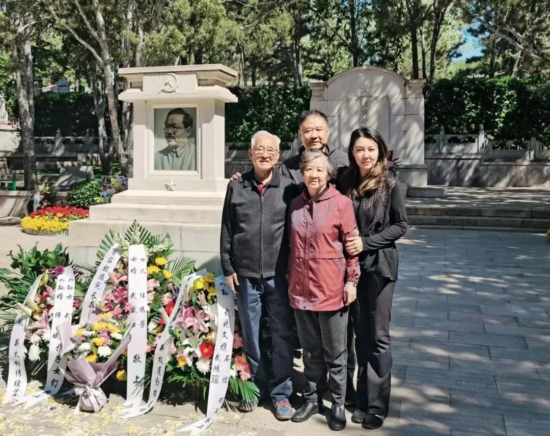·2022年4月30日，任远芳（前排中）和家人前往八宝山革命公墓，纪念任弼时同志诞辰。