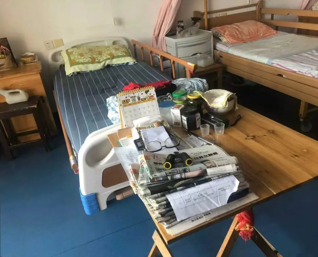 养老院护理区，老郭床尾的小方桌 ｜ 受访者供图