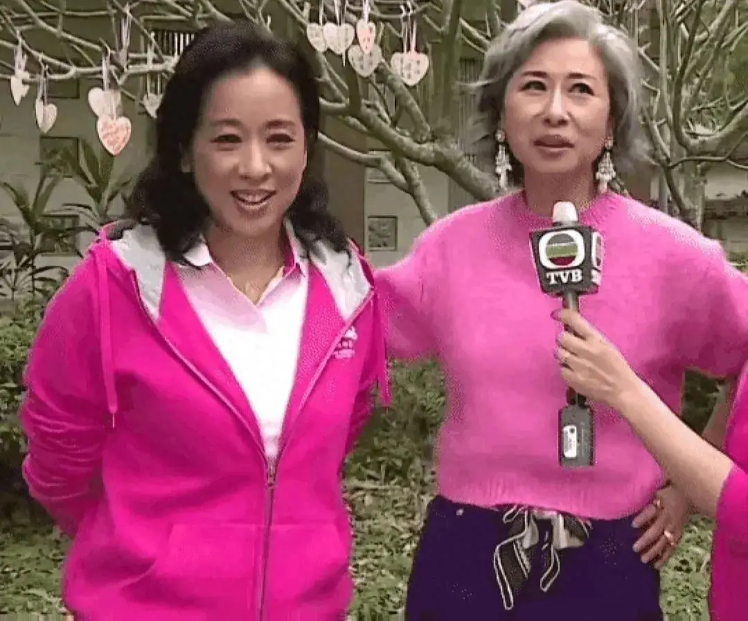 62岁叶倩文65岁朱玲玲难得同框，二人同穿粉红大气减龄，谁更美？