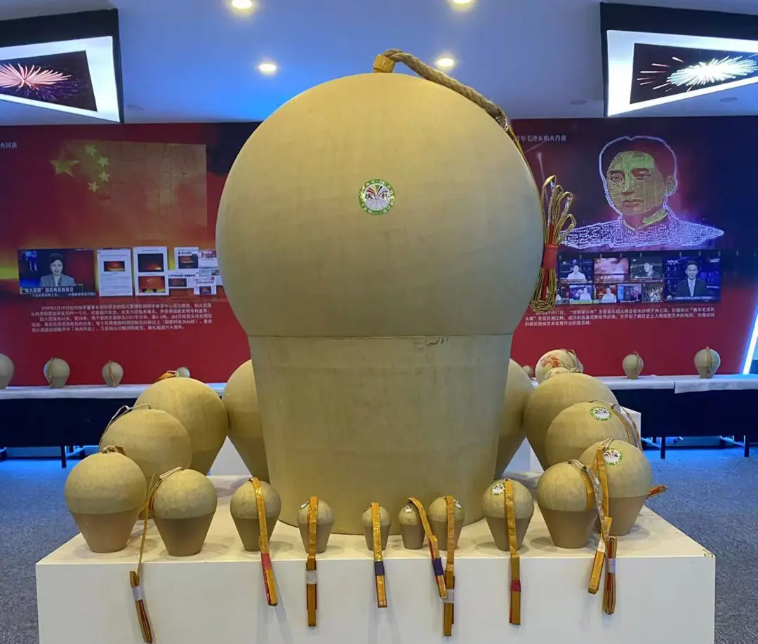 △0.5英寸至40英寸的礼花弹模型展示。（图/晓洋）
