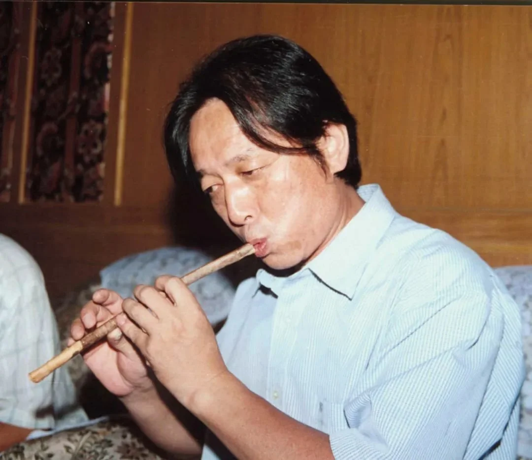2001年7月，刘正国在中科大为第二批出土的骨笛（一说“骨龠”）实物测音。供图/刘正国