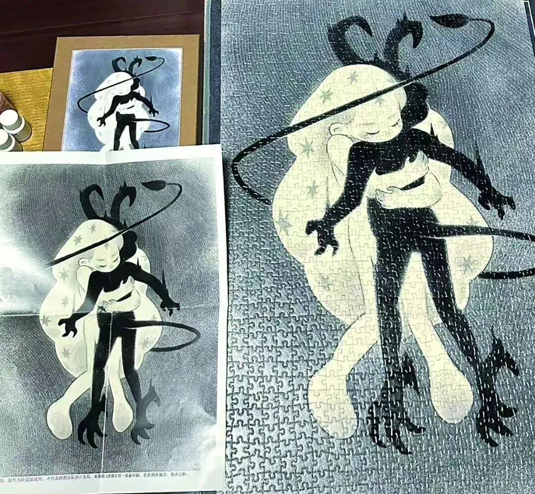 左为张小药手绘插画作品《拥抱心里的怪物》，右为社交媒体电商平台销售的盗版拼图产品。本版图/受访者提供