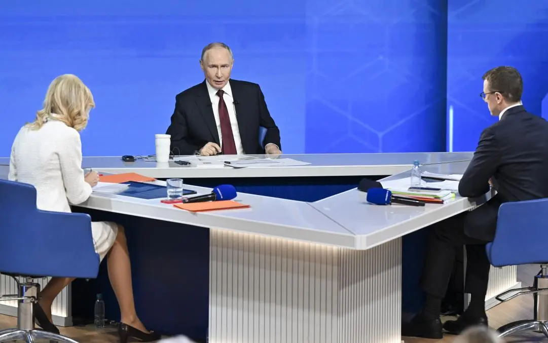 2025年12月19日，在俄罗斯首都莫斯科，俄罗斯总统普京（中）出席“年度盘点”活动。