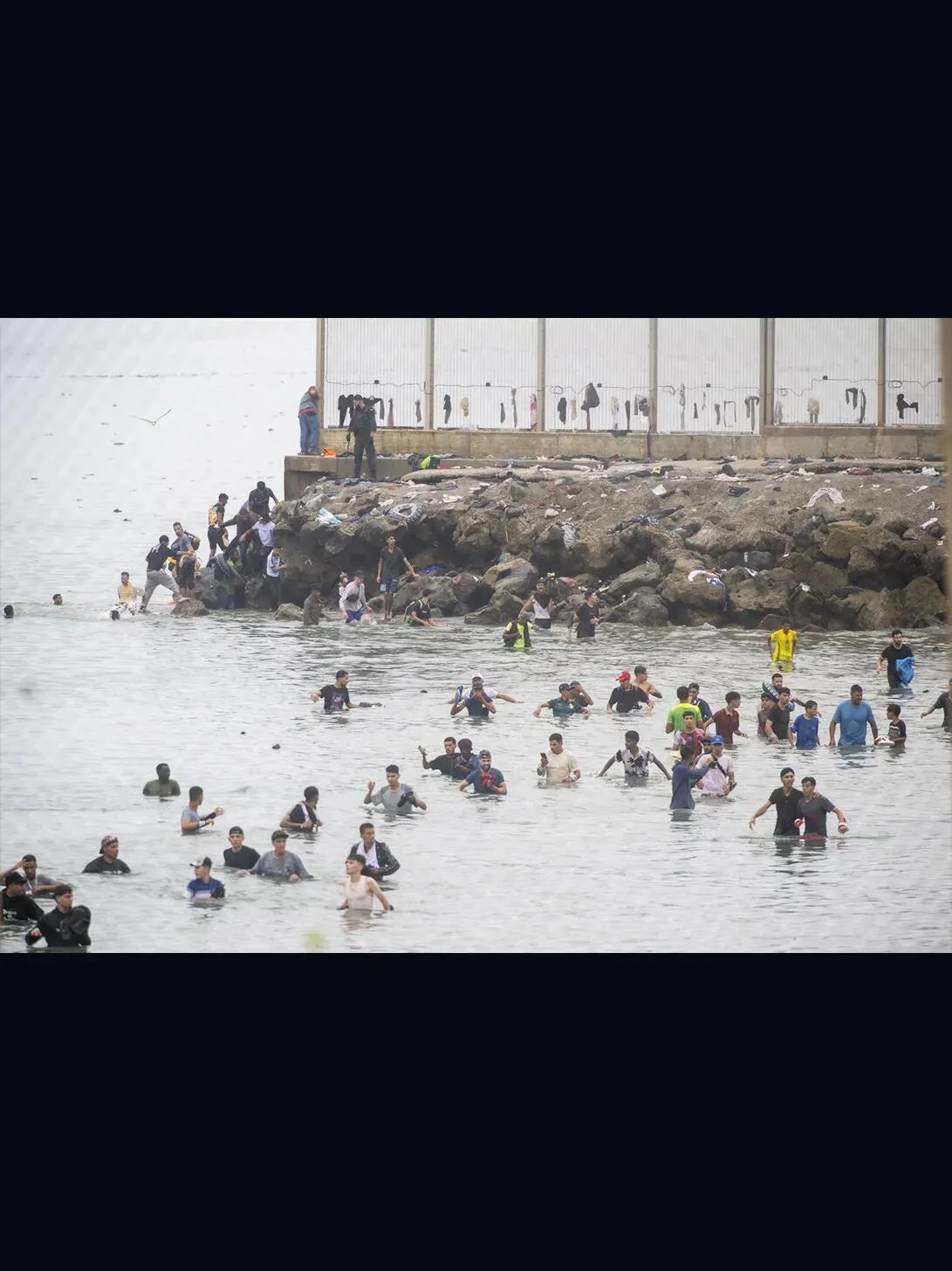 一个谣言 让6万人选择游泳偷渡 67死 移民危机再起