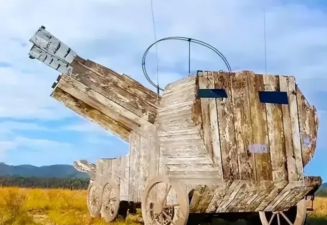 乌克兰前线部队用木头制成的“海马斯”火箭炮（代号为“鸭马斯”DUCK-MARS）