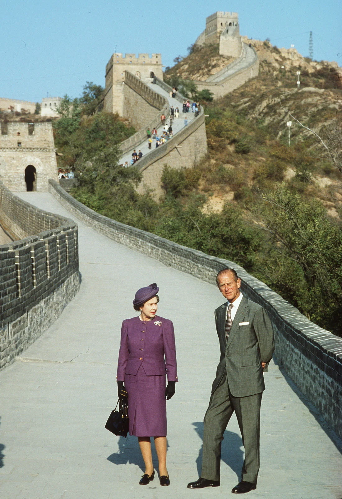 1986年，英国女王伊丽莎白二世和菲利普亲王访问中国时 , 在长城合影。伊丽莎白二世是英国历史上第一位来华访问的英国元首。离开北京以后又到访了上海、西安、昆明和广州，然后前往香港。
