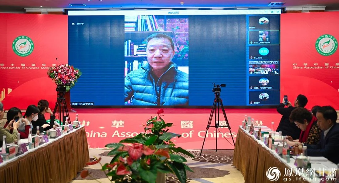 专家共聚线上线下，为推广宣肺止嗽合剂献策。杨艺锴 摄