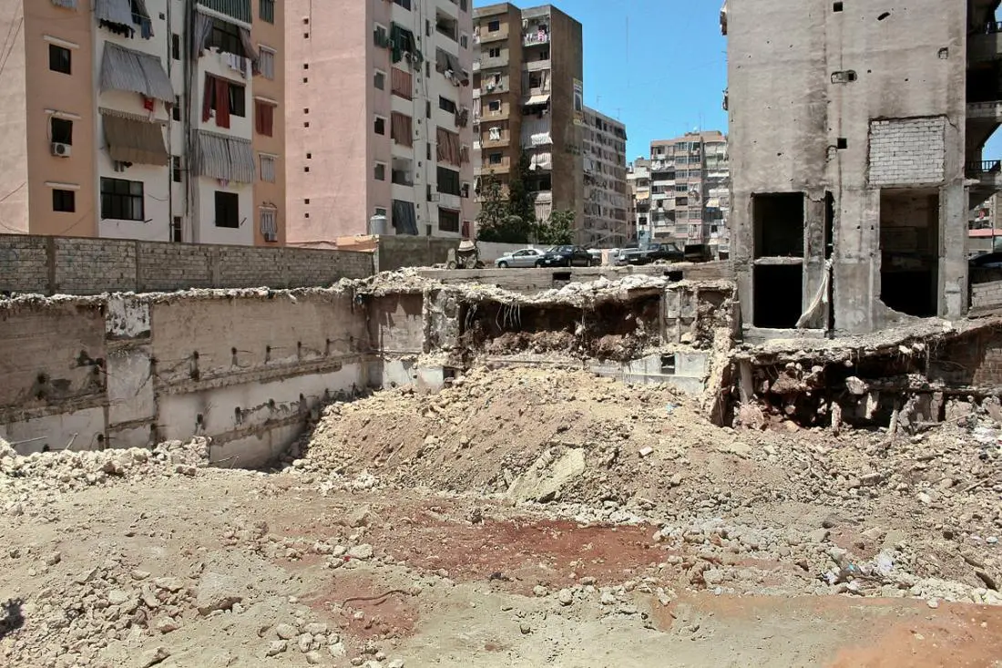 图为黎巴嫩首都贝鲁特南郊达西亚区被炸两年后