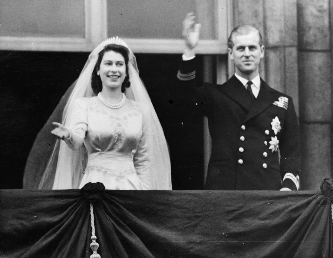 1947年11月20日，伊丽莎白和菲利普在威斯敏斯特大教堂结婚。菲利浦王子在结婚前宣誓放弃希腊王位的继承权。