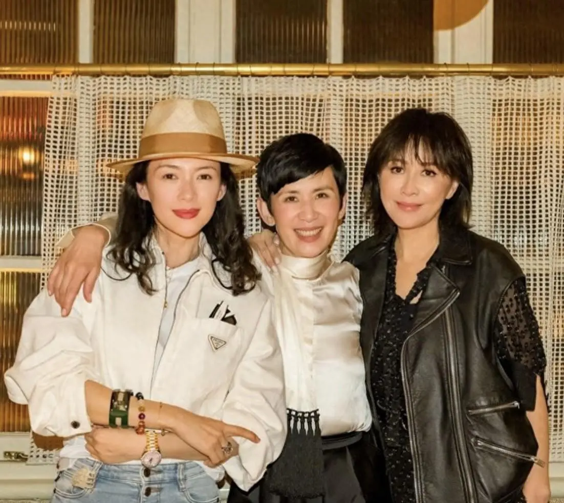 刘嘉玲与章子怡在戛纳聚会，吴君如也在场，仨影后搭肩合照好优雅封面图
