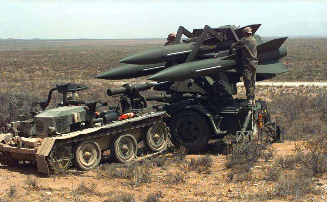 “霍克”导弹主要用于要地防空，也可用于野战防空。