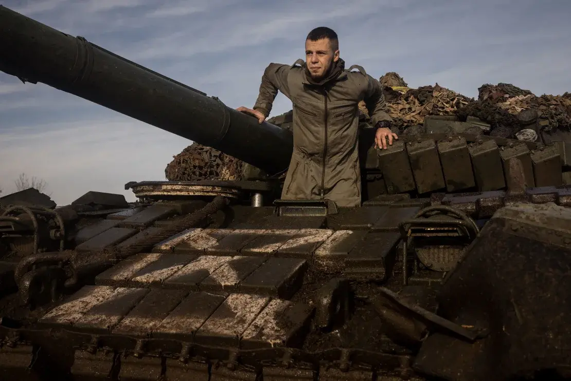 2022年11月，乌军士兵在赫尔松等待接受新补给 图源：美媒报道配图