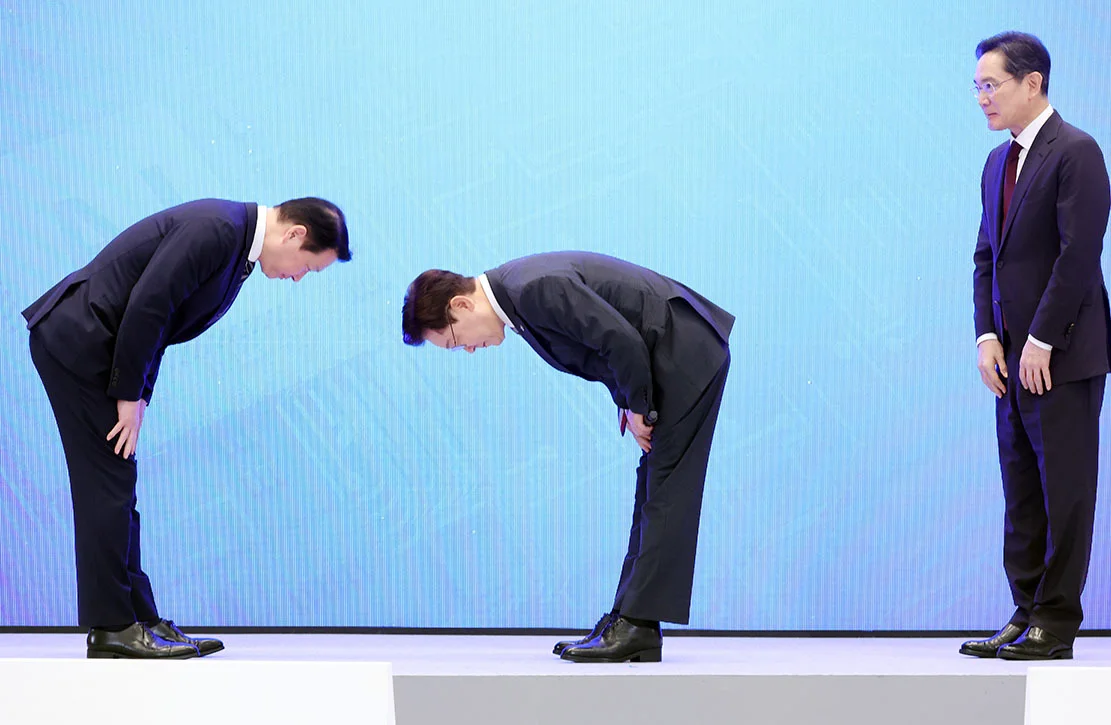 6月29日，韩国总统李在明主持“三大超级项目国民发布会”之后分别向三星电子会长李在镕、SK集团会长崔泰源鞠躬致意。 IC Photo