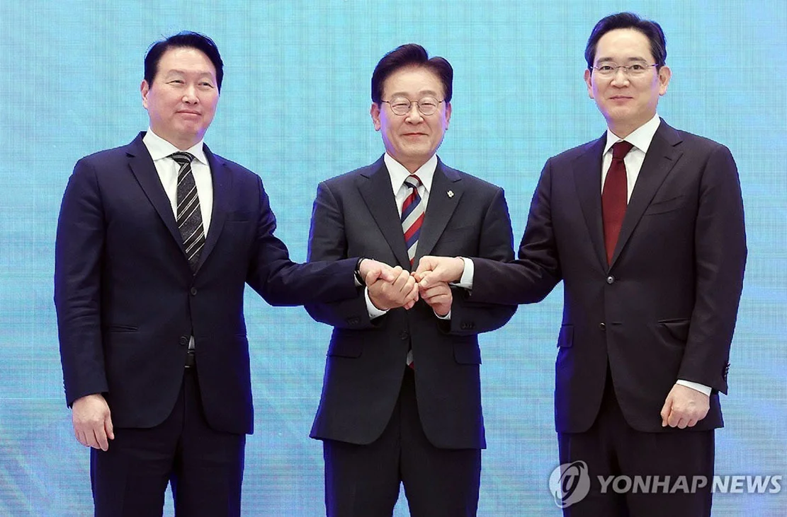 李在明（中）、李在镕（右）和崔泰源（左）。 韩联社
