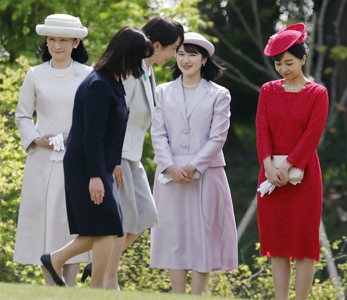 出席春季游园会的高市及日本皇室的纪子、爱子、佳子。 共同社