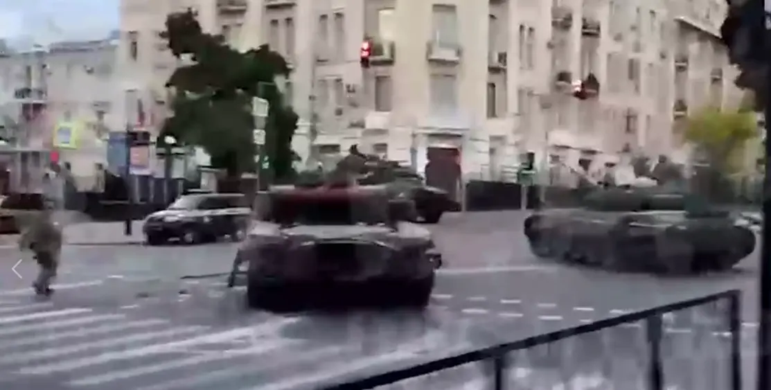俄罗斯发布新闻的Telegram账号“Mash”24日关于“俄南部军区总部大楼附近出现军用车辆”报道所配视频中的画面
