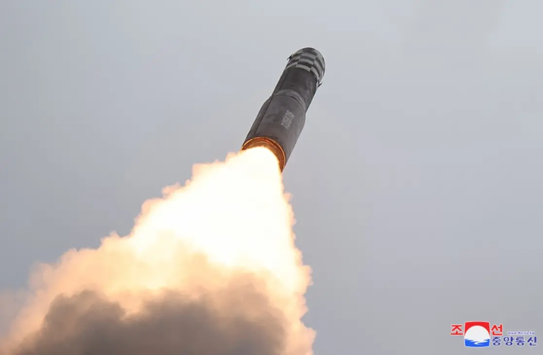 朝鲜第二次试射“火星炮”-18固体洲际导弹。