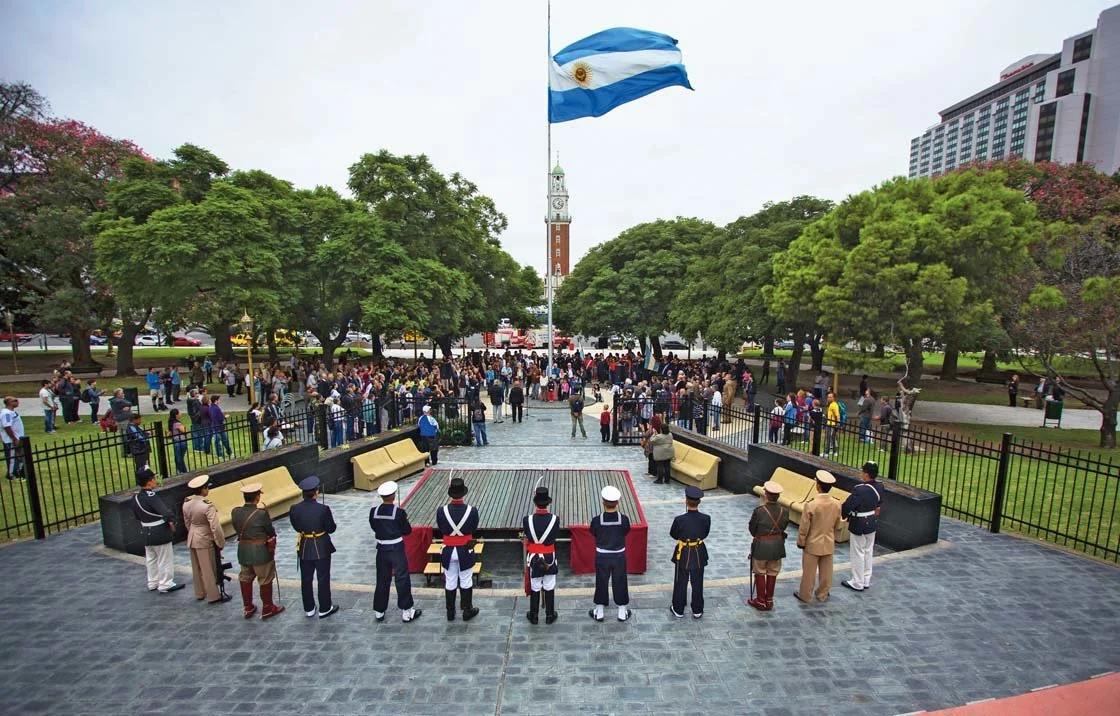 2014年4月2日，阿根廷军方代表在位于布宜诺斯艾利斯的马岛战争阵亡将士纪念广场举行纪念仪式。图自新华网
