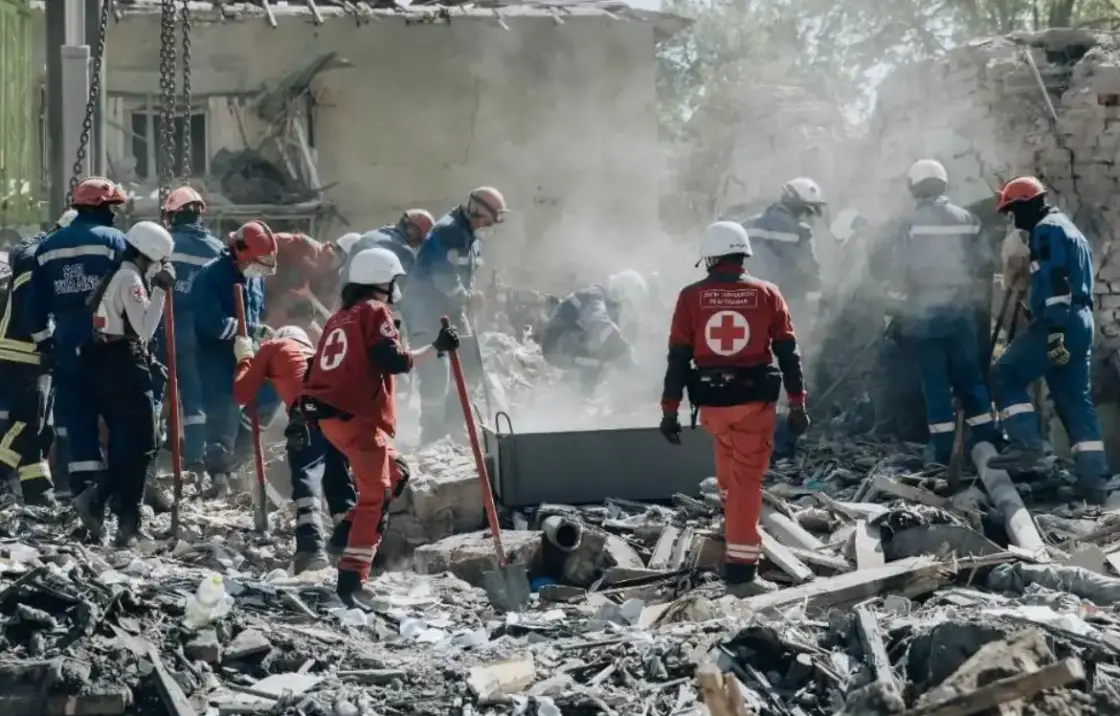 当地时间24日凌晨1时许，乌克兰首都基辅传出密集爆炸声。基辅市军事管理局在社交媒体发文说，基辅市遭到导弹和无人机混合攻击。此次袭击已造成12人死亡，另有一百多人受伤。