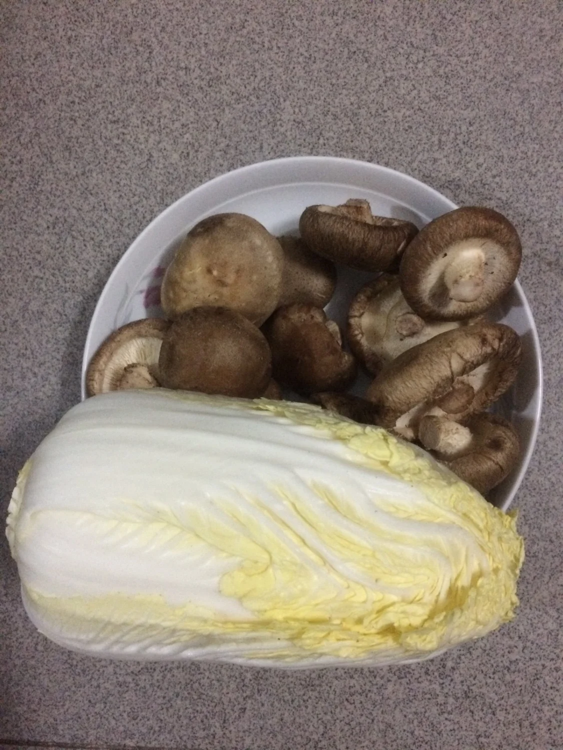 白菜怎样炒好吃，搭配菜也很重要，第一次炒“白菜炒香菇”挺好吃-白菜炒香菇的简单做法