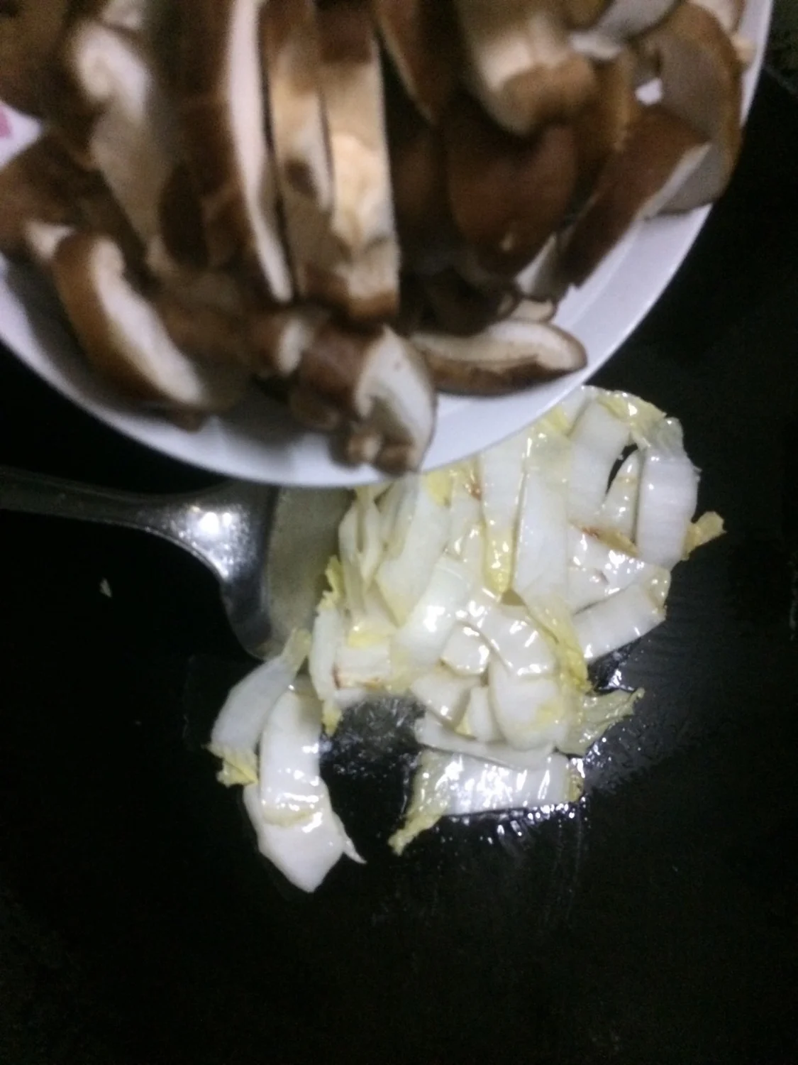 白菜怎样炒好吃，搭配菜也很重要，第一次炒“白菜炒香菇”挺好吃-白菜炒香菇的简单做法