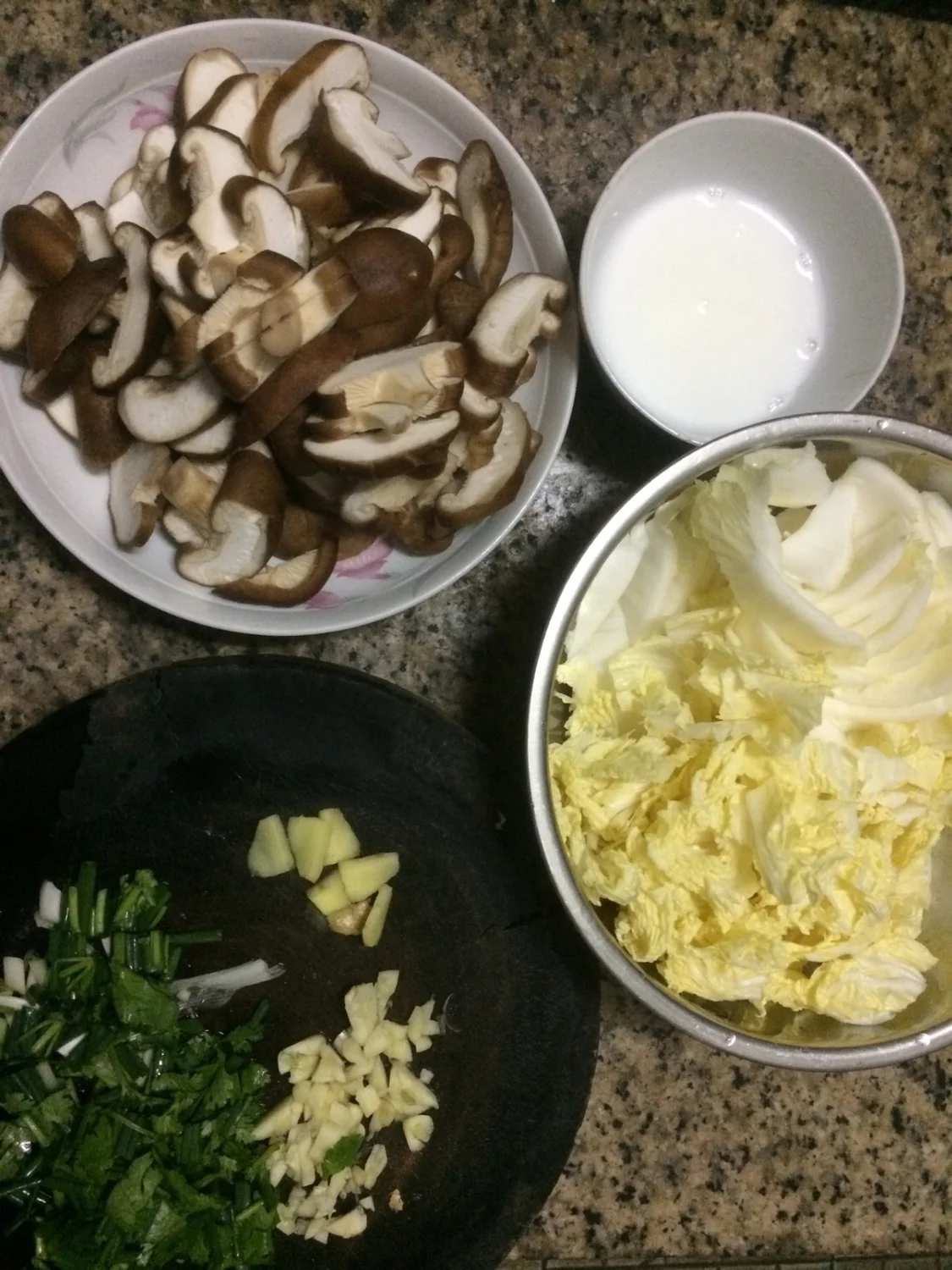 白菜怎样炒好吃，搭配菜也很重要，第一次炒“白菜炒香菇”挺好吃-白菜炒香菇的简单做法