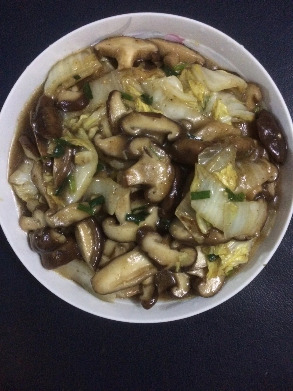 白菜怎样炒好吃，搭配菜也很重要，第一次炒“白菜炒香菇”挺好吃-白菜炒香菇的简单做法