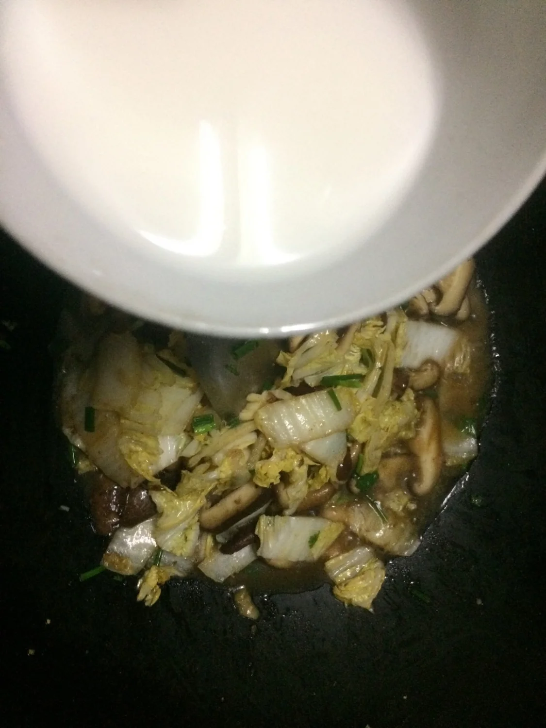 白菜怎样炒好吃，搭配菜也很重要，第一次炒“白菜炒香菇”挺好吃-白菜炒香菇的简单做法