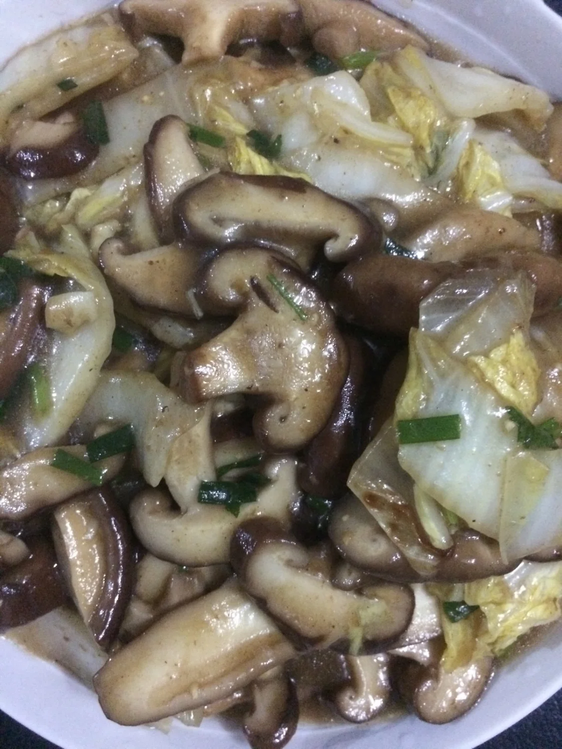 白菜怎样炒好吃，搭配菜也很重要，第一次炒“白菜炒香菇”挺好吃-白菜炒香菇的简单做法