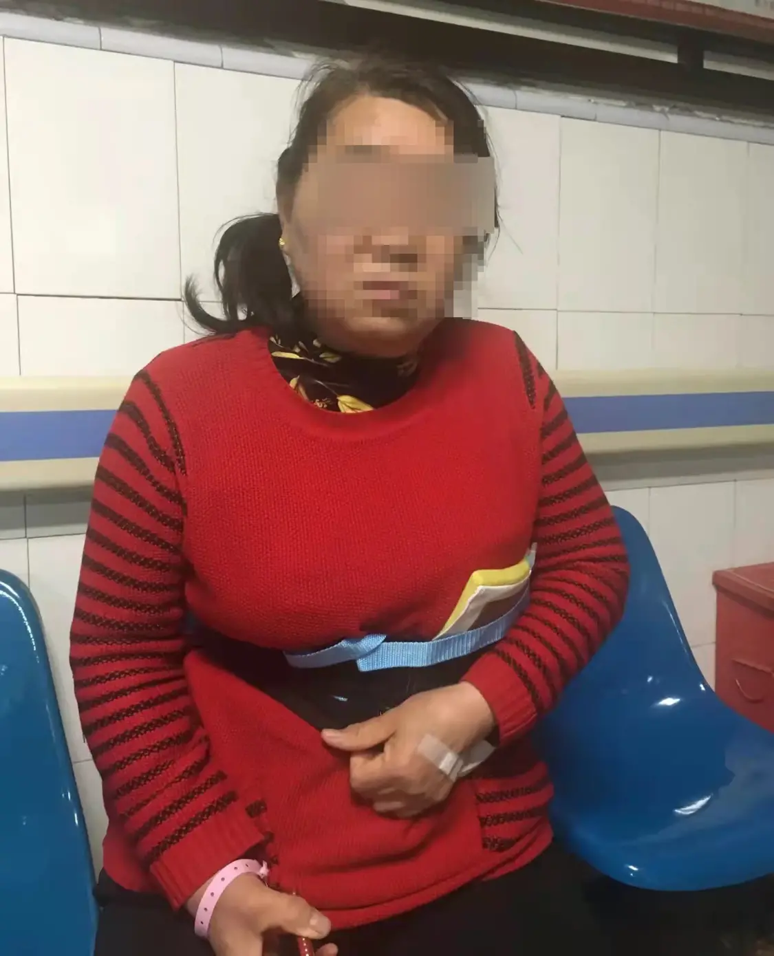 63岁保洁员被学生殴打致骨折，学校却推卸责任？校方回应（大学生当保洁）