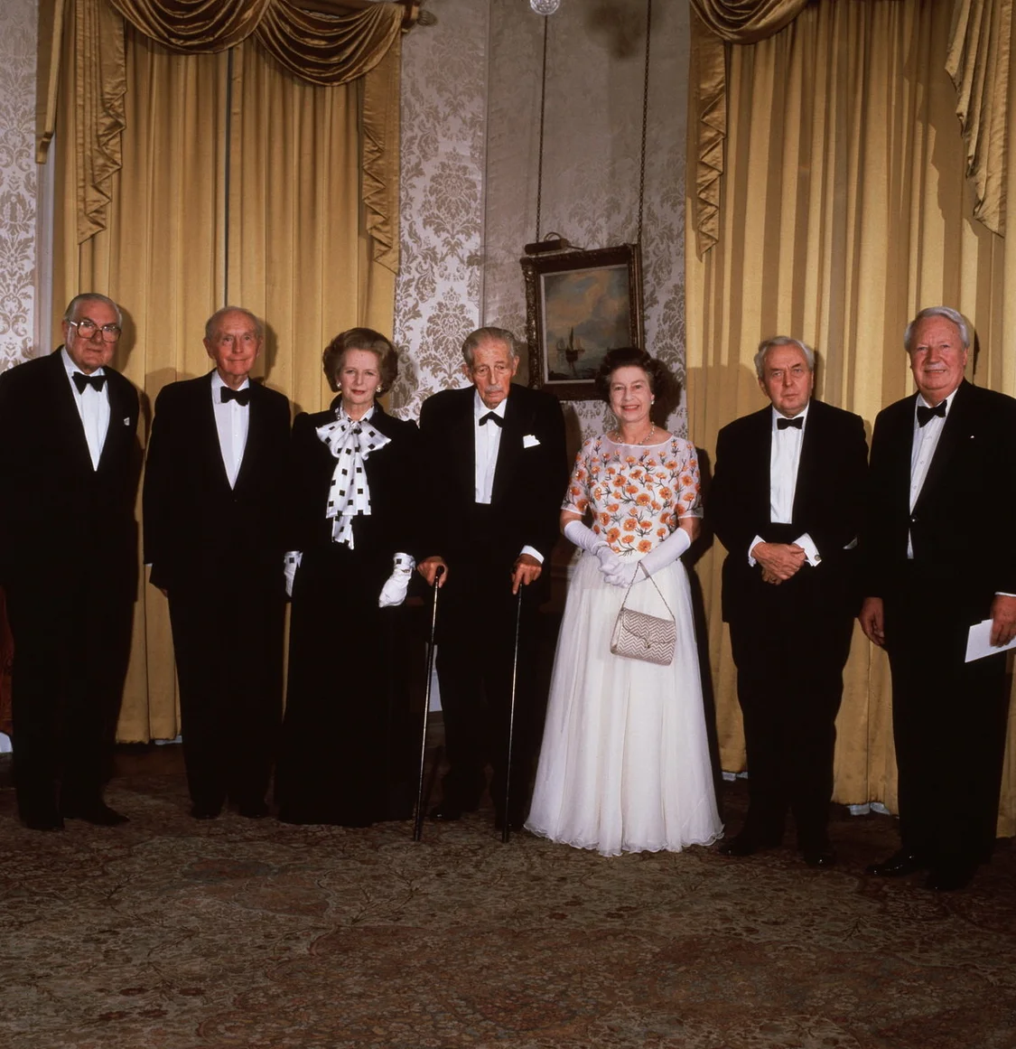 1985年，伊丽莎白女王在首相官邸与时任、历任英国首相合影，一起庆祝唐宁街10号成为英国首相官邸250周年。从左至右：詹姆斯·卡拉汉、亚历克·道格拉斯·霍姆爵士、玛格丽特·撒切尔、哈罗德·麦克米伦、女王、哈罗德·威尔逊和特德·希思。