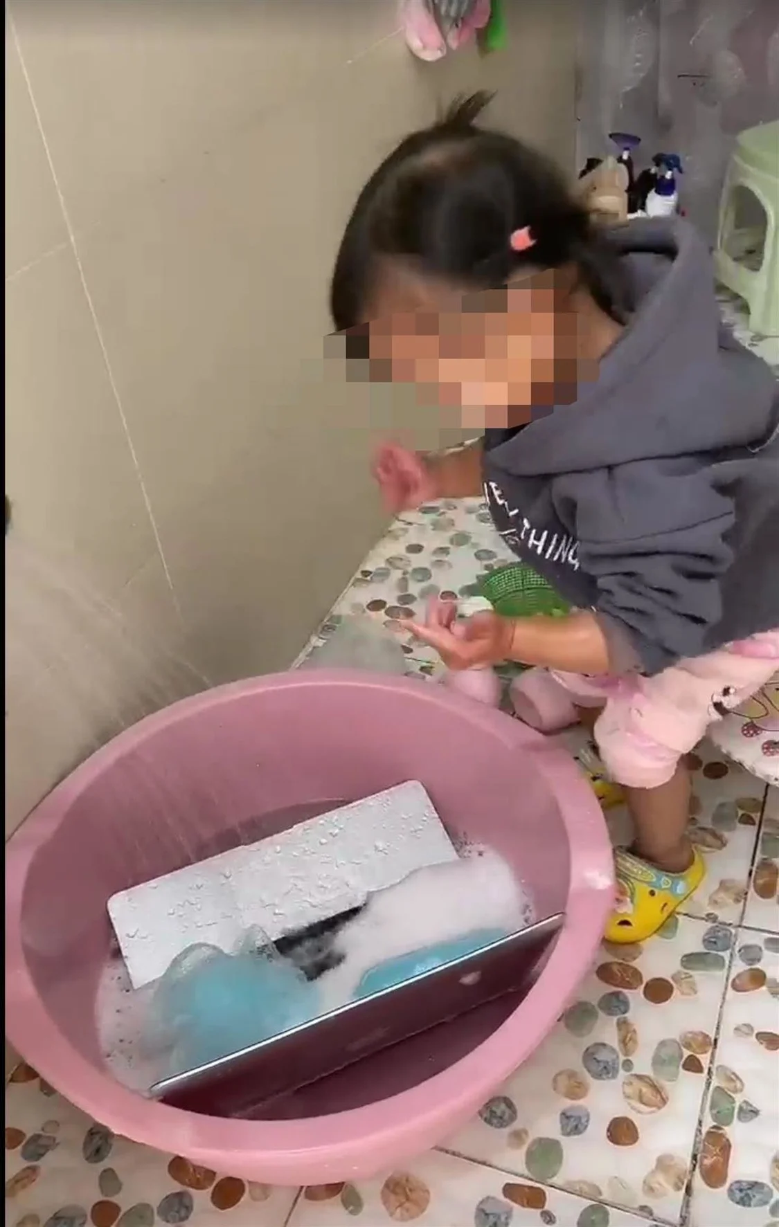 父亲吐槽“电脑里垃圾多” 2岁女儿帮忙水洗