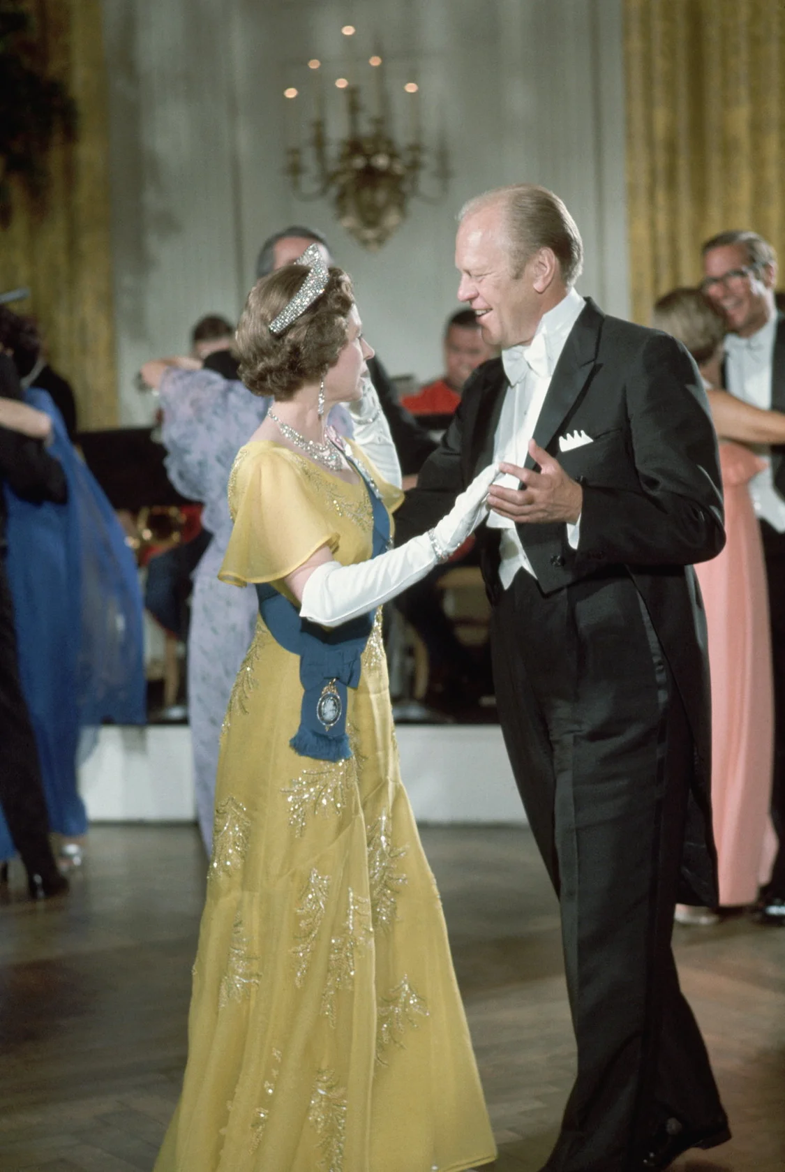 1976年7月7日，美国纽约，福特总统在白宫国宴上与伊丽莎白女王共舞。自1953年登基以来，女王共会见了13任美国总统。
